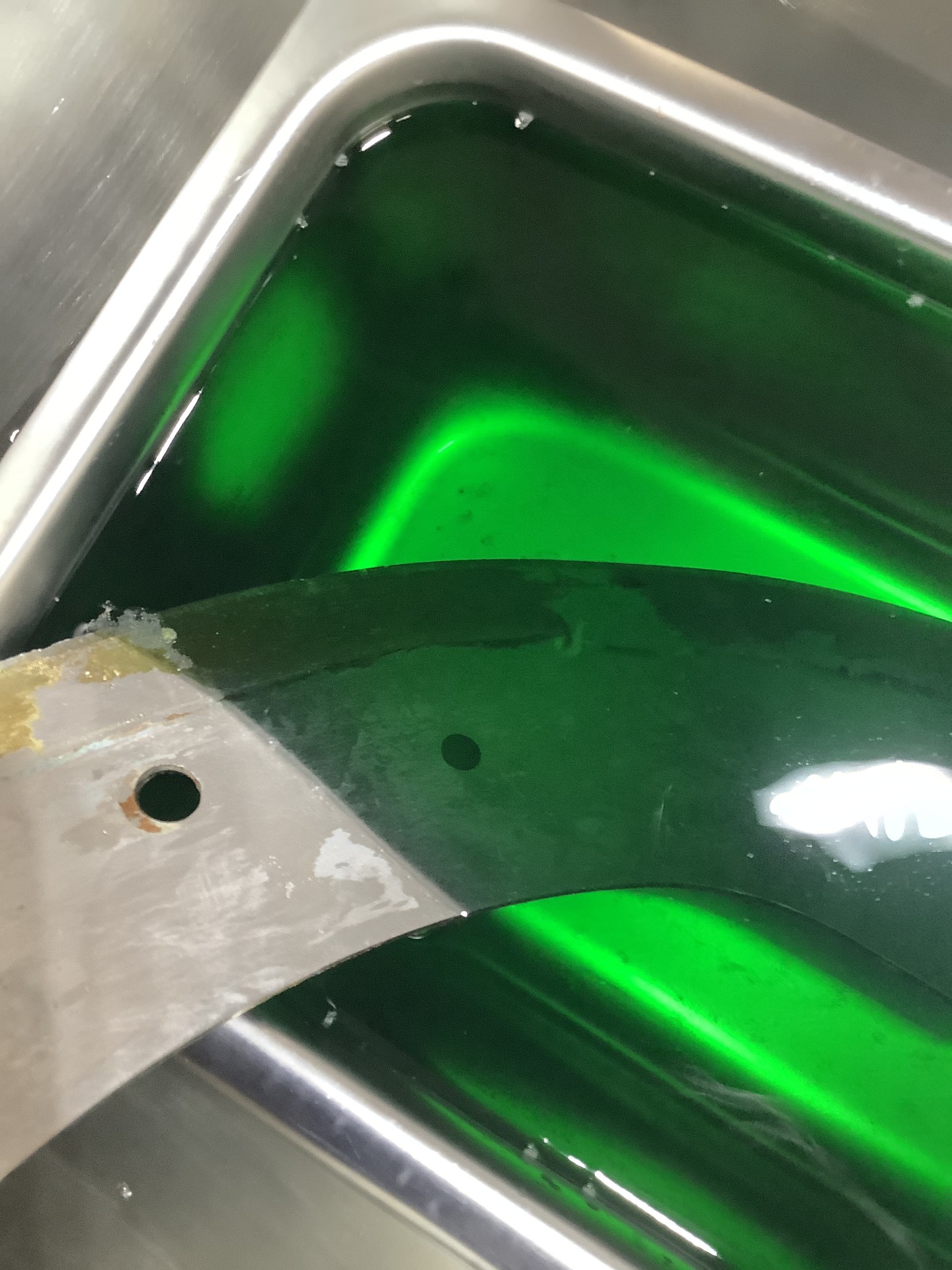 ナイフを槽に入れて洗浄
