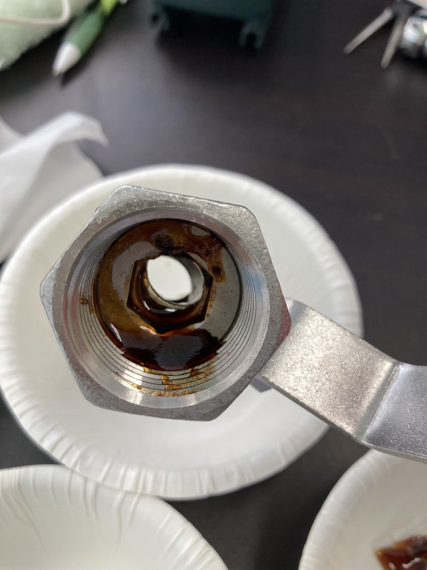 洗浄前：配管にこびりついたソース